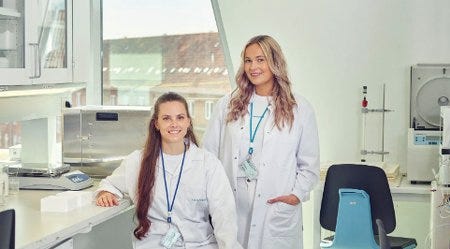 les chercheuses en train d'inventer le canapé fourré aux algues les chercheuses en train d'inventer le canapé fourré aux algues