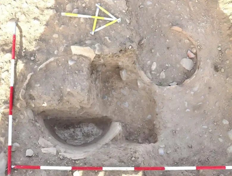 Iskandar Tepa, trench IT21-03/04. Khum vessels B (right) and C (left). Credit: J. Kysela. Iskandar Tepa, trench IT21-03/04. Khum vessels B (right) and C (left). Credit: J. Kysela.