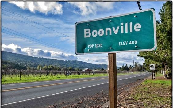 A street sign on a pole

AI-generated content may be incorrect.