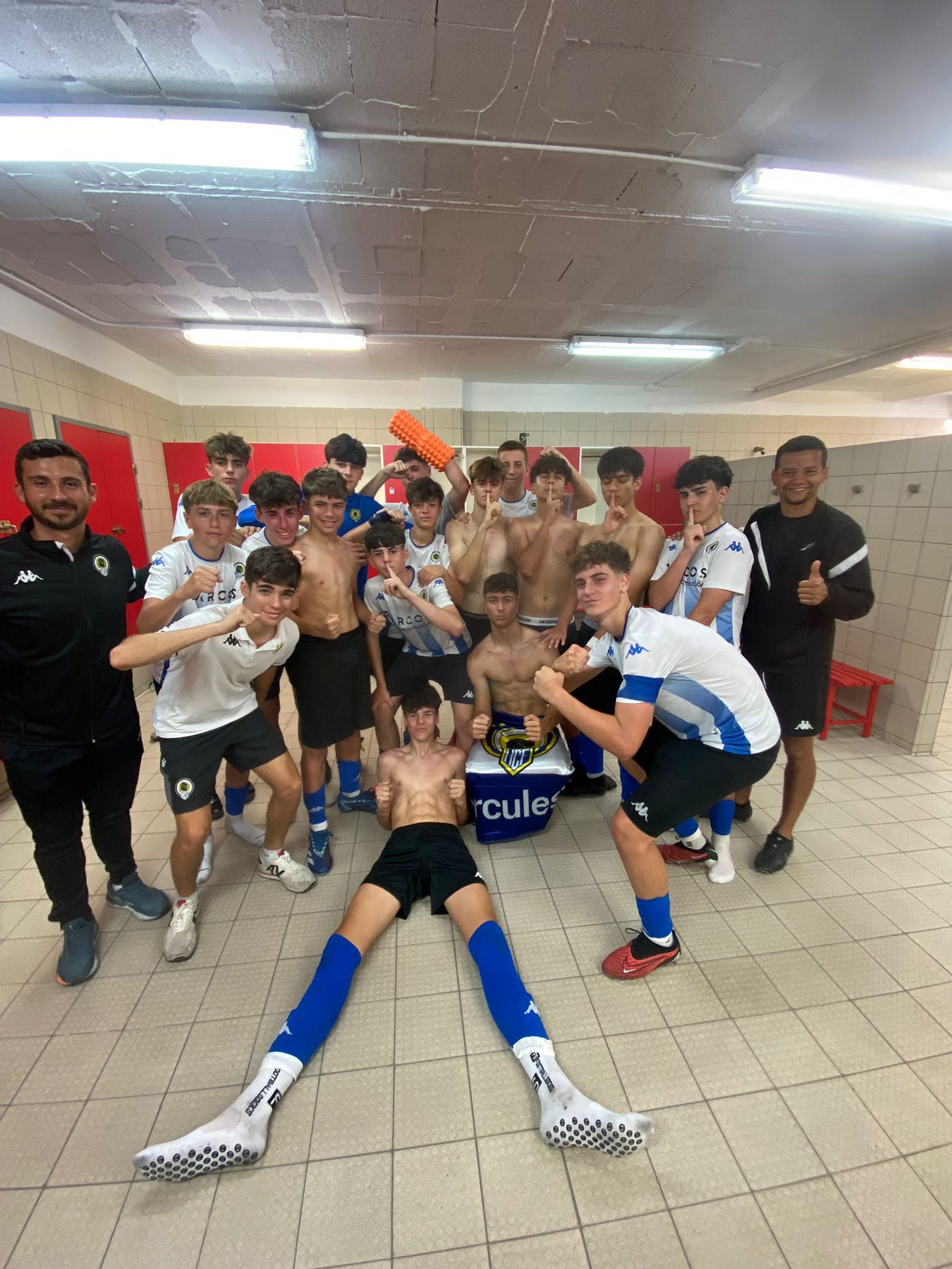 Los jugadores del Cadete B celebrando la victoria en el vestuario Los jugadores del Cadete B celebrando la victoria en el vestuario