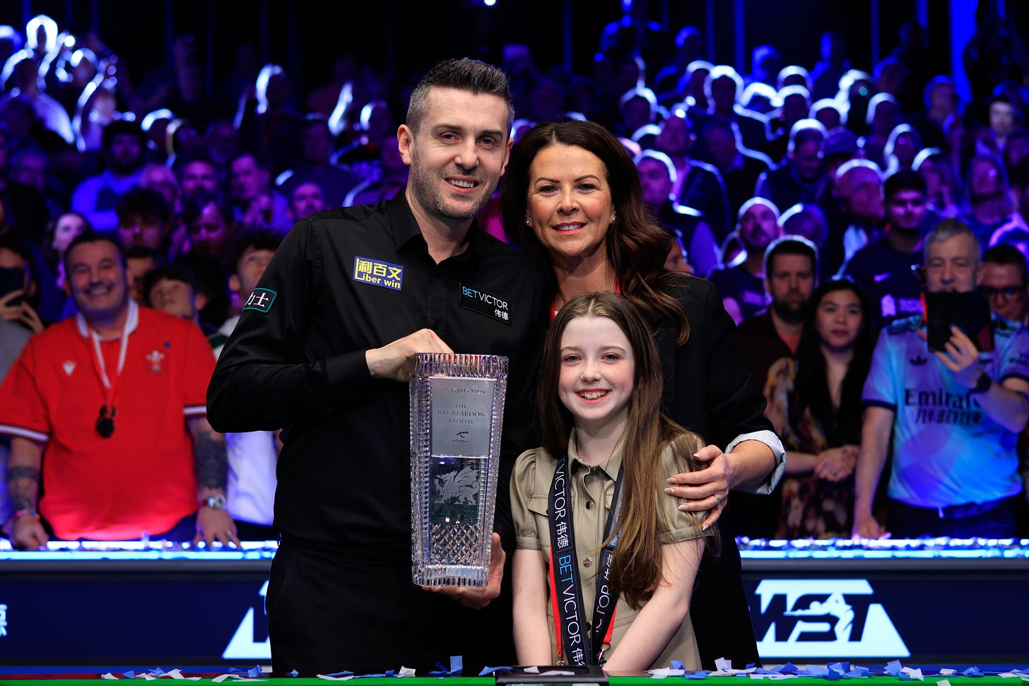 Mark, Vikki y Sofia Selby, junto al trofeo del Abierto de Gales 2025 Mark, Vikki y Sofia Selby, junto al trofeo del Abierto de Gales 2025