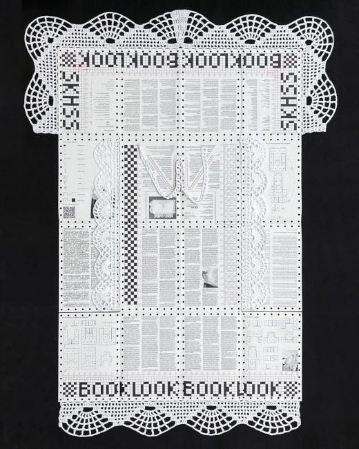 Un tablier imprimé, façon noir et blanc et tablier de gouvernante à l'ancienne