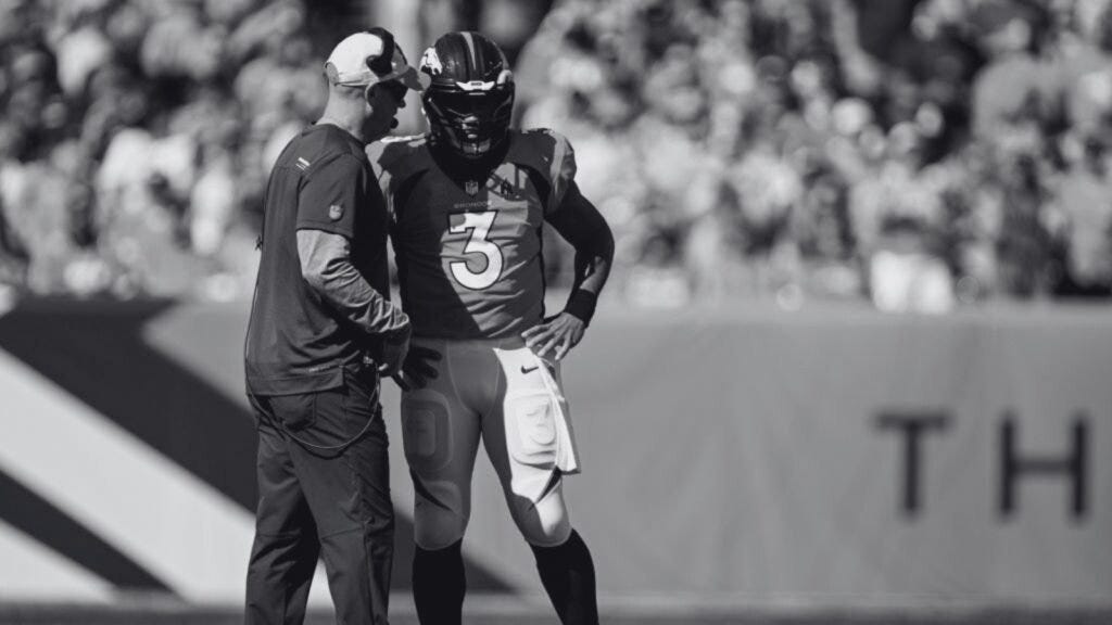 russell wilson nathaniel hackett blanco y negro.