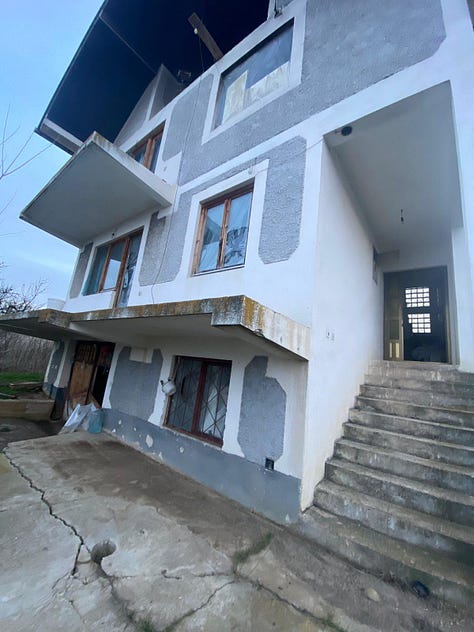 Galeria e dëshmive nga sulmi i tretë ndaj shtëpisë familjare në Kosovë, dritare e dyer të thyera, hapësira të bastisura, dokumente personale të shpërndara dhe hard disku i hequr, shenja konkrete të një fushate frikësimi që synon ta shndërrojë presionin publik në dhunë private.