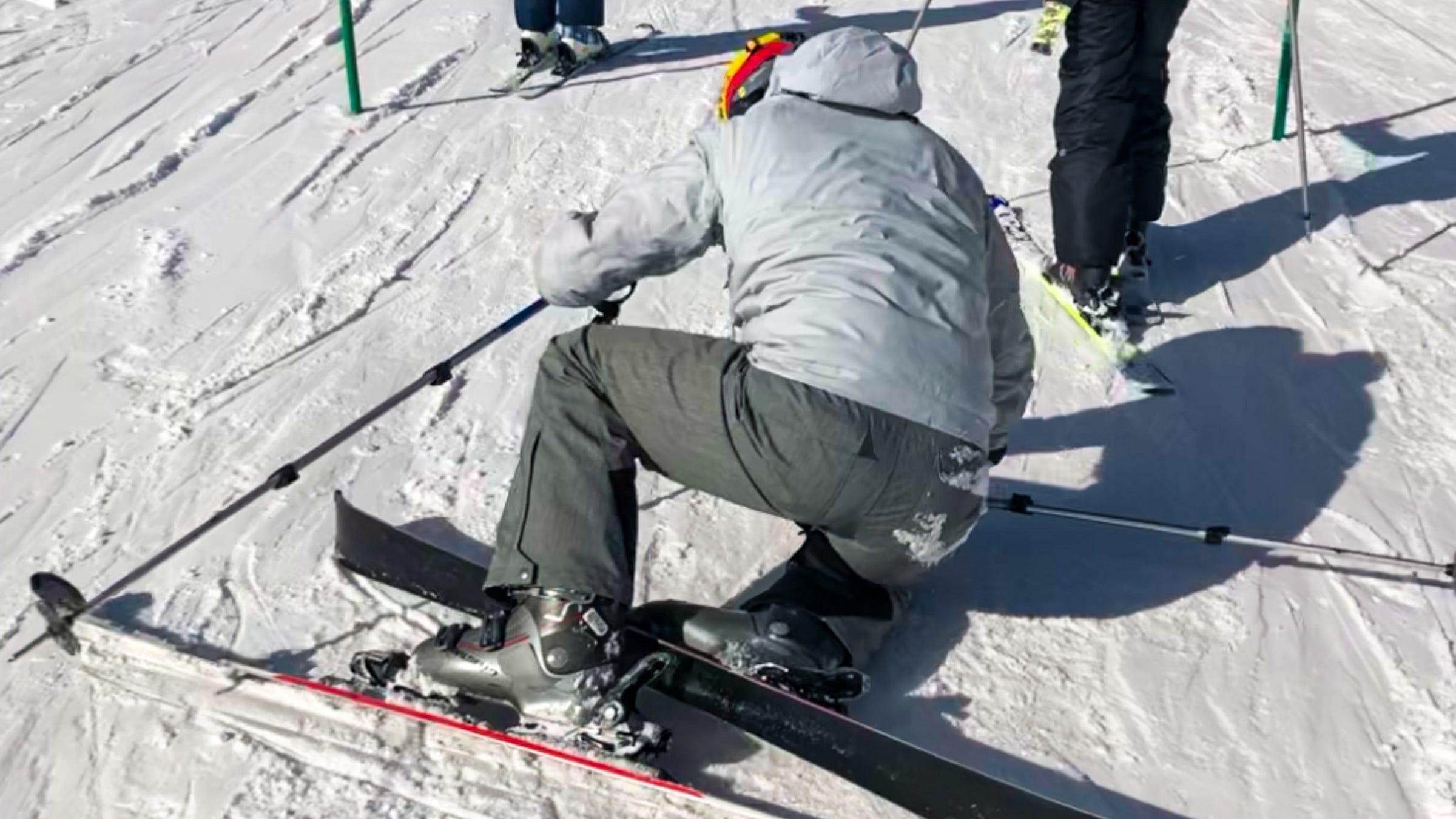 James Huang sucks at skiing James Huang sucks at skiing
