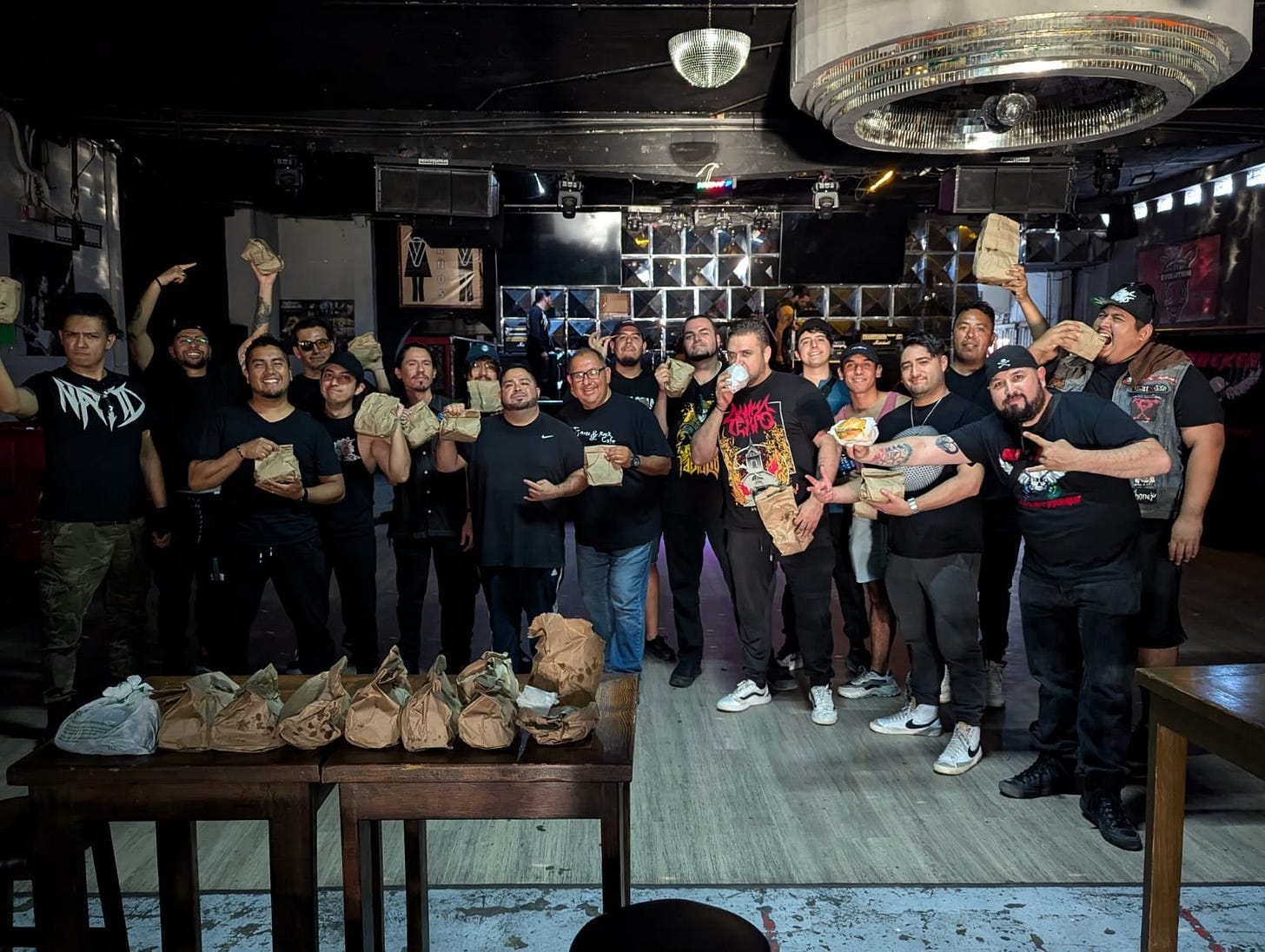 Puede ser una imagen de 11 personas, barba y texto