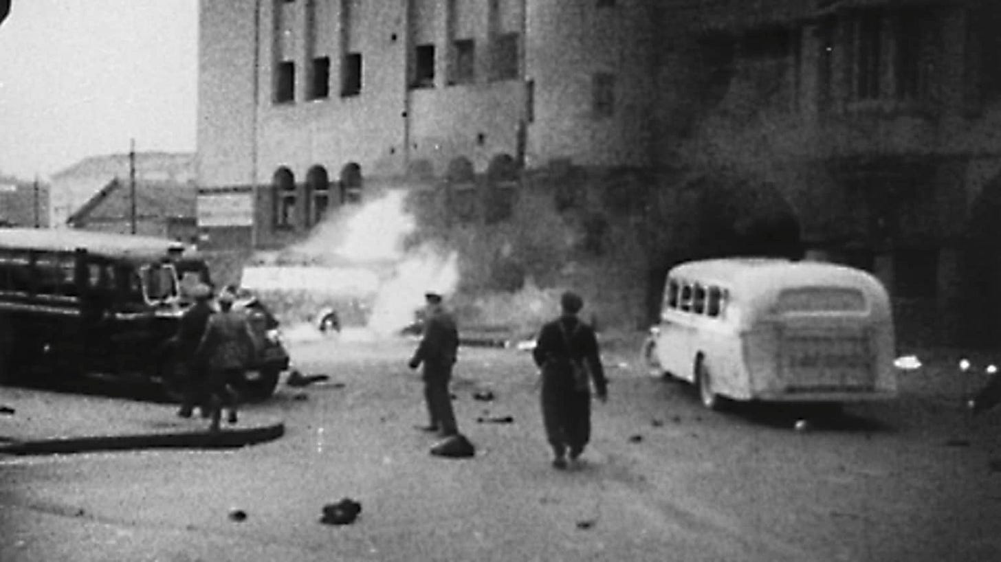 Pommituksen jäkiä Helsingissä, linja-auto palaa kadulla