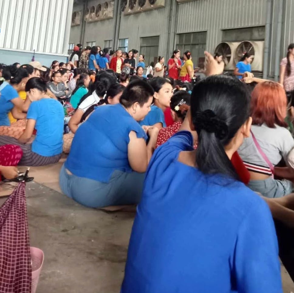 2025年6月，Gon Min Myaung Hua Shin针织厂的工人在团结工会的协助下，因资方日薪未达到该地区最新调整的最低工资标准而举行静坐抗议活动。随后，团结工会的组织者接到了多通威胁电话。来源：STUM Facebook