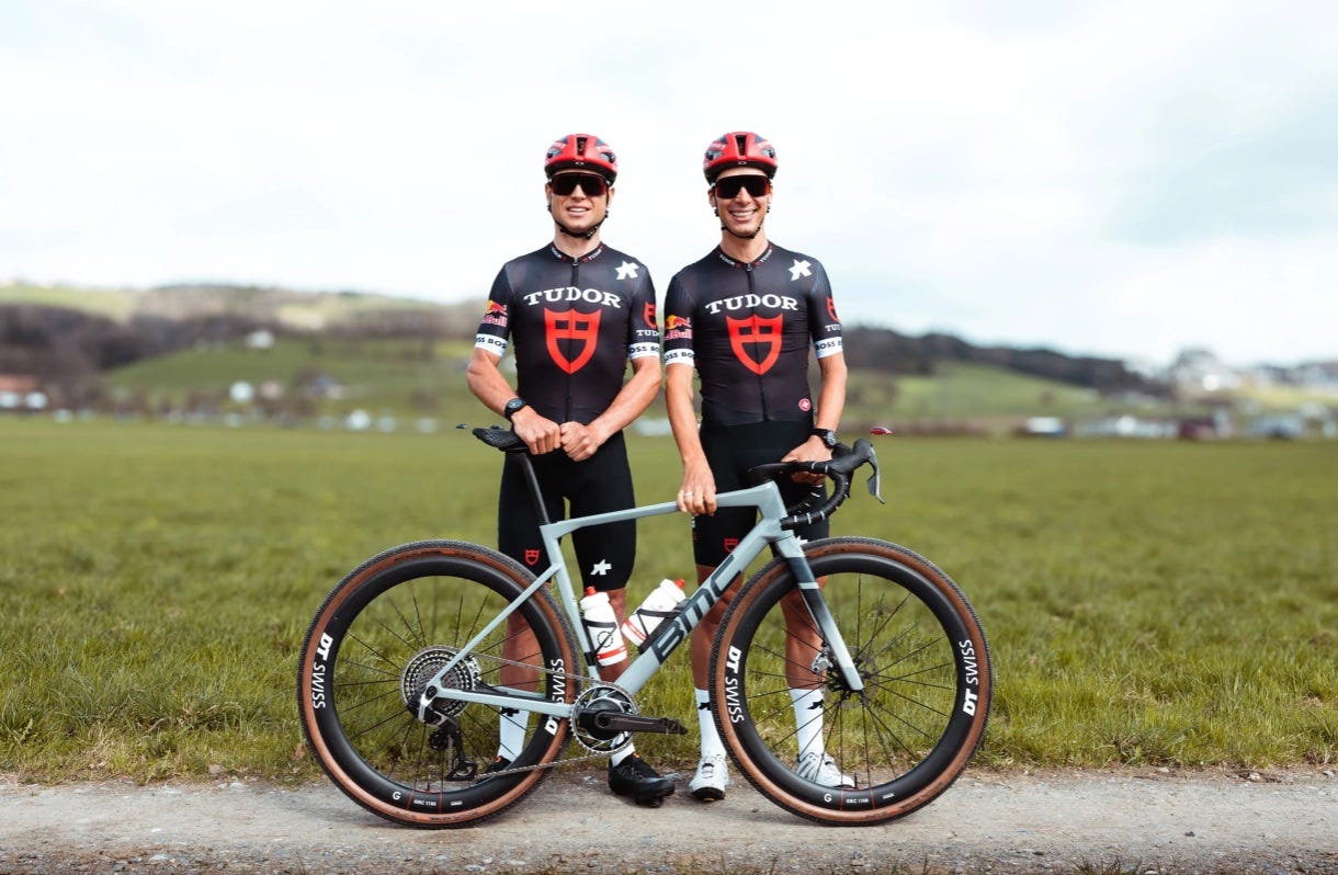 Tudor, aperta la divisione Gravel con Simon Pellaud e Jan Stöckli: "Un passo per espandere la nostra visione da squadra moderna" - SpazioCiclismo Tudor, aperta la divisione Gravel con Simon Pellaud e Jan Stöckli: "Un passo per espandere la nostra visione da squadra moderna" - SpazioCiclismo