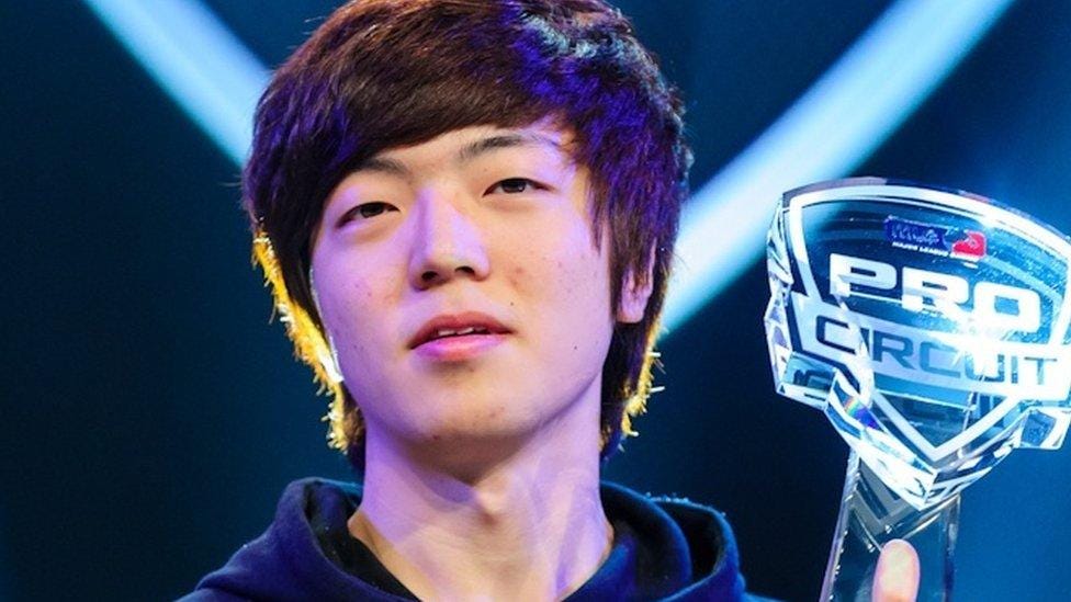 Starcraft 2: E-sport stars charged with match fixing - BBC News