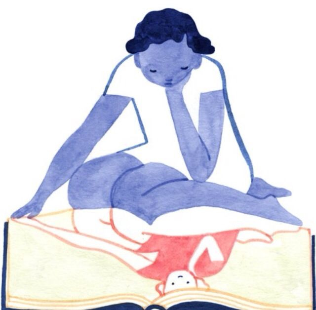 #descrevemospravocê  Ilustração artística de estilo aquarelado, com traços suaves e cores delicadas. No centro da imagem, uma pessoa sentada em posição de leitura aparece com o corpo pintado em tons de azul e cabelos curtos e escuros. Ela está de pernas cruzadas, com o cotovelo apoiado no joelho e o rosto apoiado na mão, em uma expressão de concentração ou contemplação. Diante dela, um grande livro aberto ocupa a parte inferior da imagem. No interior do livro, está desenhada a figura de uma menina, em traços simples e tons avermelhados, com vestido e cabelos longos. A menina parece estar de cabeça para baixo, como se estivesse sendo “lida” ou imaginada pela pessoa. A ilustração transmite uma ideia de conexão profunda entre leitura e imaginação, como se o conteúdo do livro ganhasse vida diante da leitora.