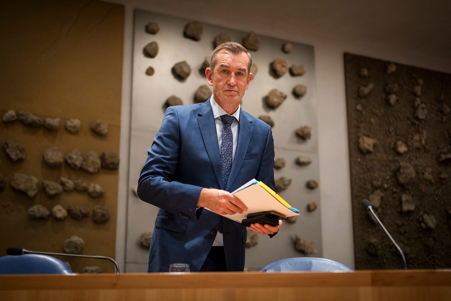 Staatssecretaris Eddie van Marum voor Herstel Groningen tijdens zijn eerste Tweede Kamerdebat.