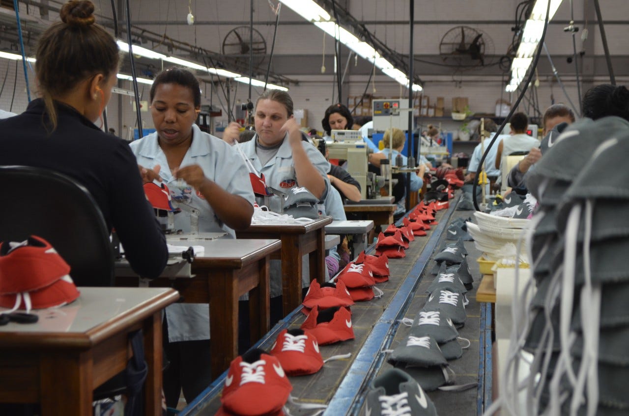 Confiança na indústria e serviços recua no Brasil