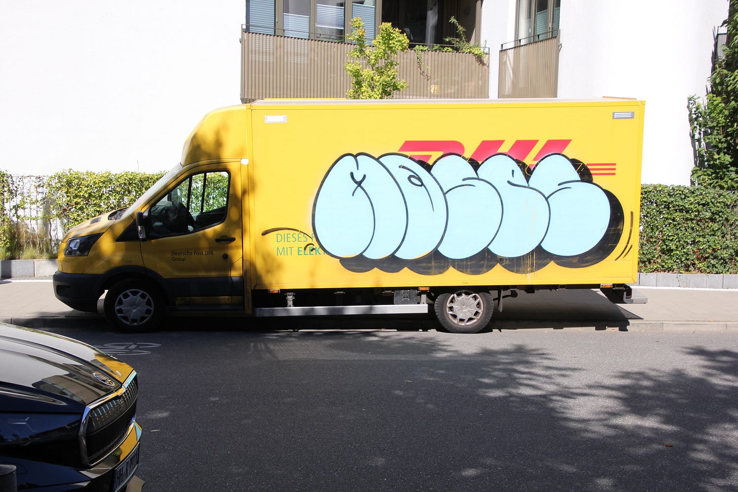Von der Schallschutzwand aufs Auto: Moses-Throw-up auf einem DHL-Truck.
