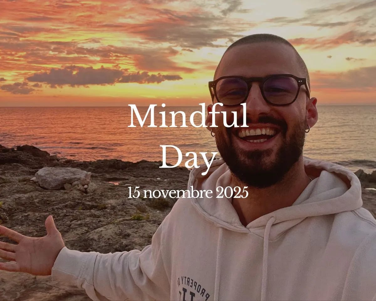 Alessandro sorride al tramonto nel Salento, immerso nella luce calda del sole che cala dietro gli ulivi. Un momento di presenza e gratitudine che richiama l’energia del Mindful Day del 15 novembre.