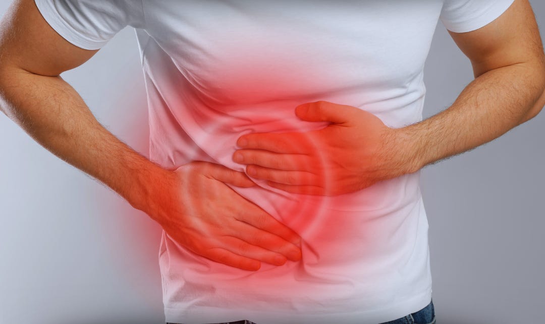 Dor no lado direito da barriga: 10 causas (e o que fazer)