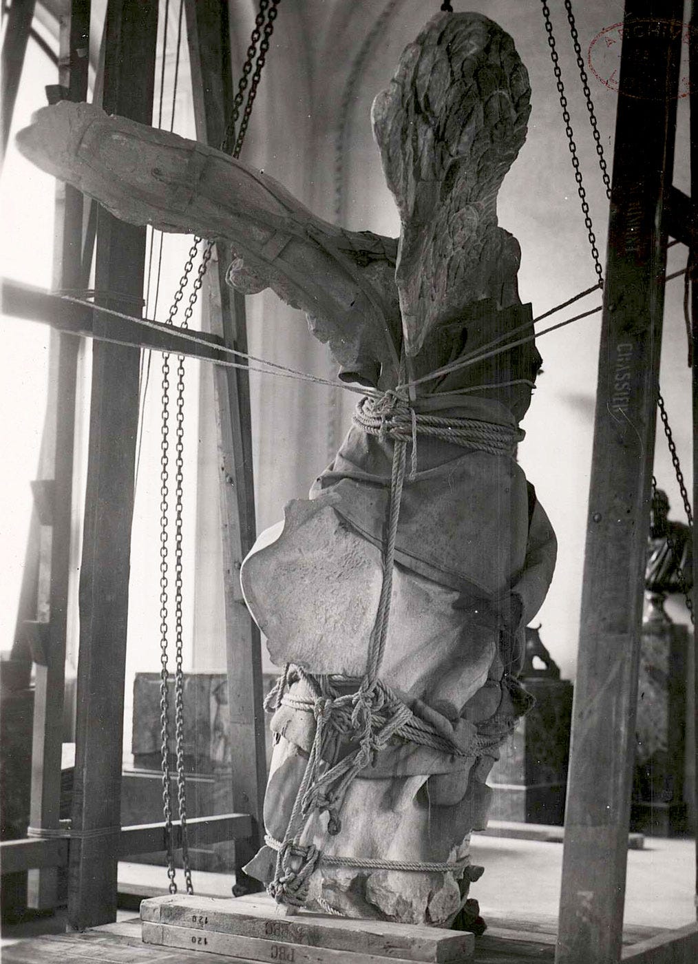 Preparing the evacuation of the Victory of Samothrace in 1939. Photo Archives nationales.