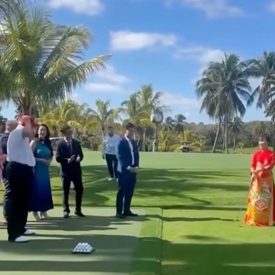 Thi Phuong Thao Nguyen sur un terrain de golf en compagnie de Donald Trump