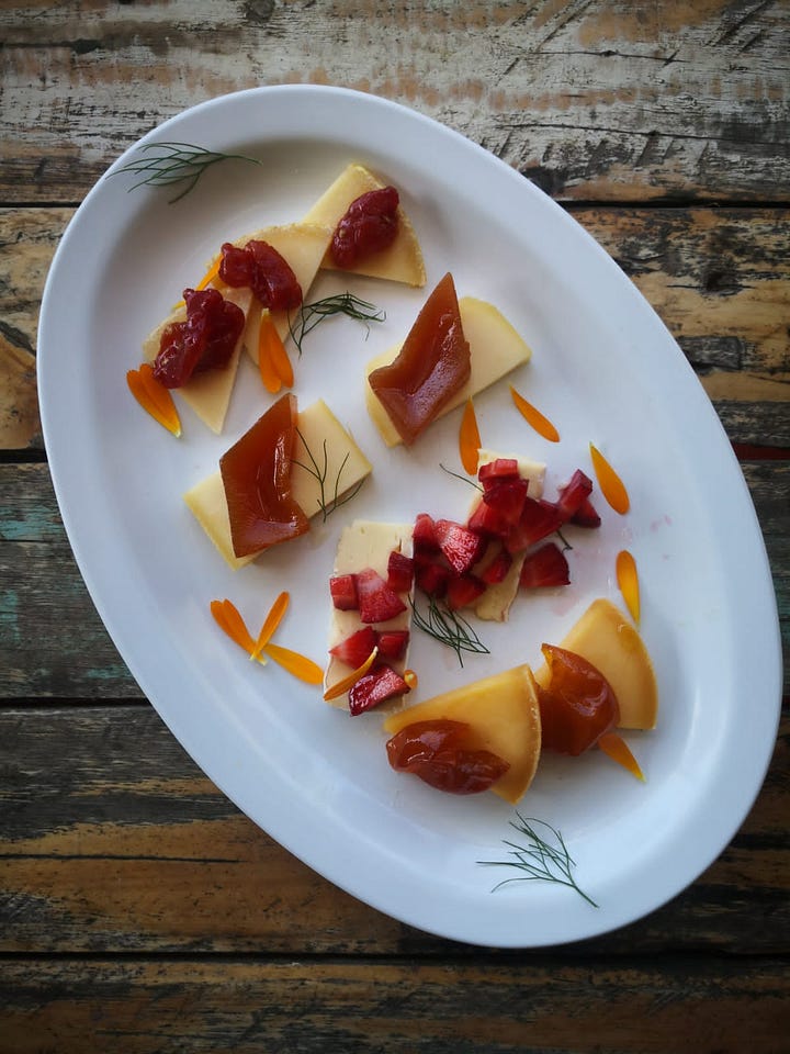 Postres de quesos, dulces y flores - flores comestibles en la cocina