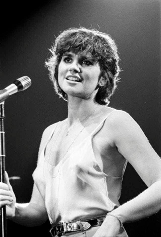 The unparalleled charisma of young Linda Ronstadt, making her mark on music history. The unparalleled charisma of young Linda Ronstadt, making her mark on music history.