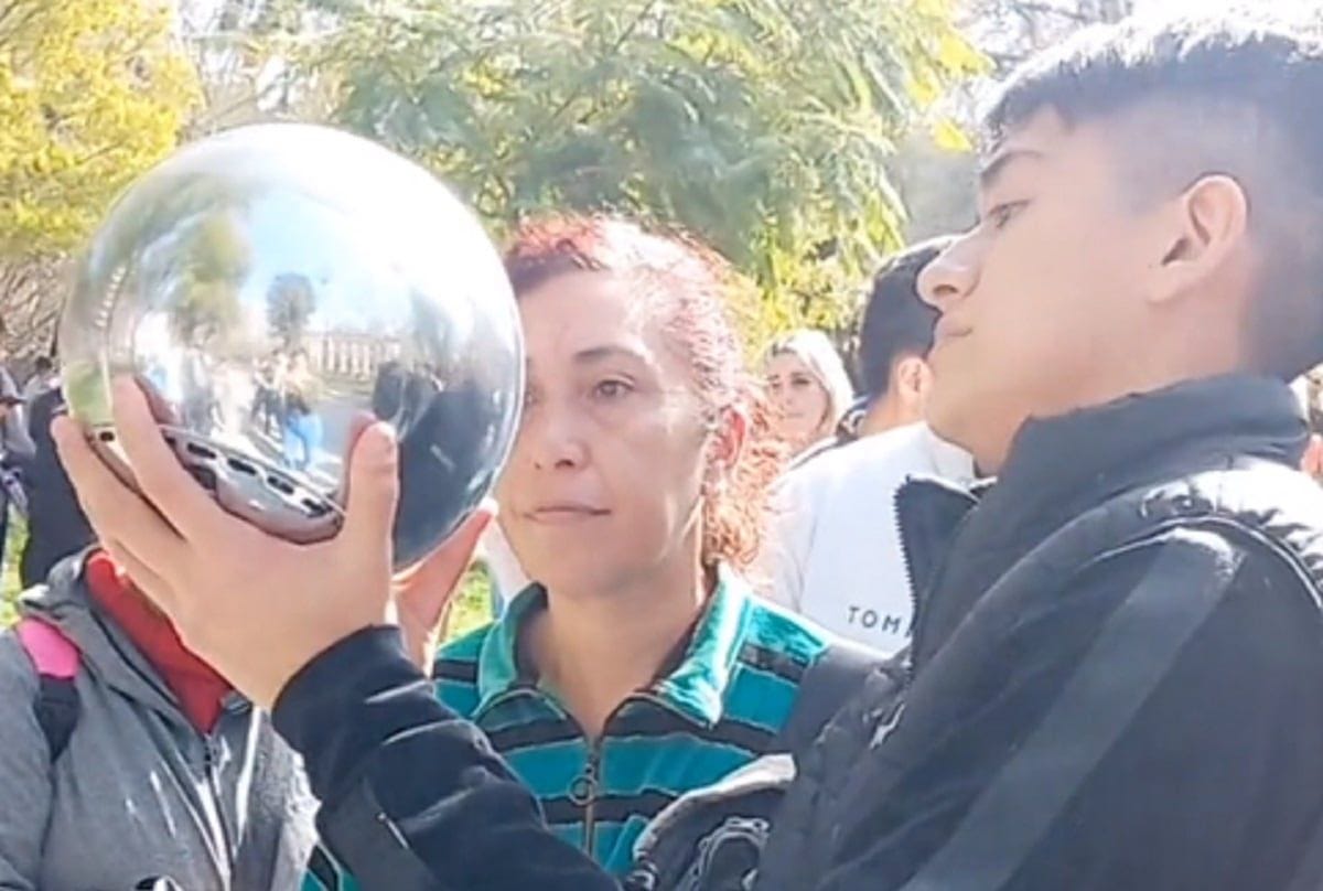 Una multitud de mendocinos se reunió en plaza San Martín para dar sus datos a cambio de “Worldcoins”: ¿Qué son? / Captura de video Una multitud de mendocinos se reunió en plaza San Martín para dar sus datos a cambio de “Worldcoins”: ¿Qué son? / Captura de video