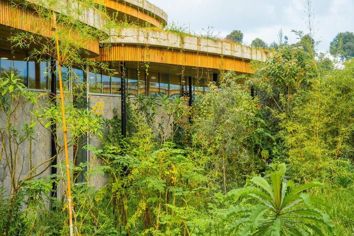 Fotografía cercana de uno de los edificios del campus en Kinigi, Ruanda
