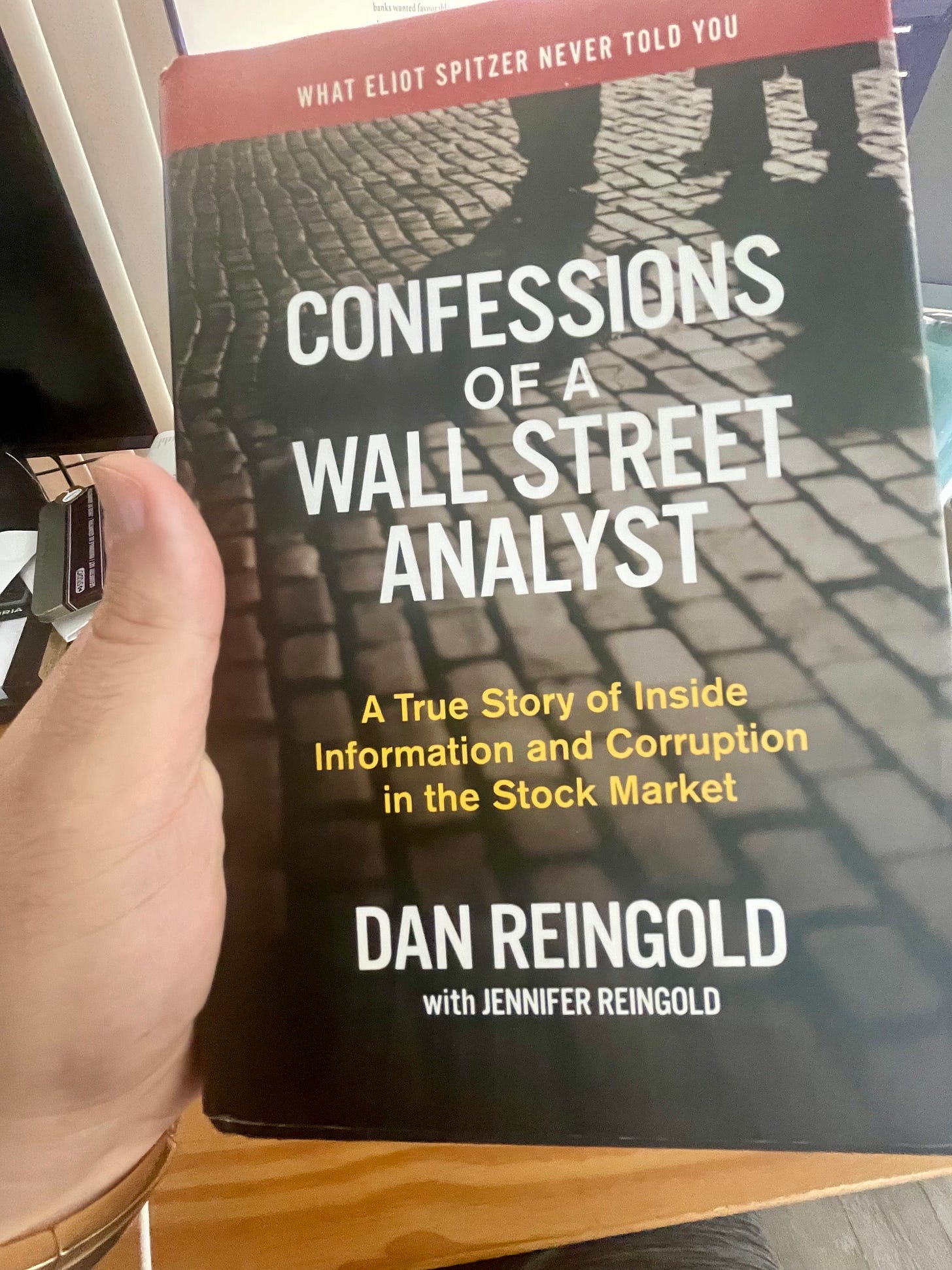 Book cover of Confessions of a Wall Street Analyst by Dan Reingold, referenced in Beating the Tide Weekly 43 Thought of the Week on principal–agent problems and conflicts of interest in stock research.