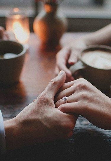 Descoperă care este limbajul tău al iubirii, cum îl identifici pe al partenerului și ce se întâmplă în cuplu când vorbiți limbaje diferite – cu test inclus, explicații din perspectiva psihologiei relaționale și EFT, și ghid practic pentru fiecare limbaj.