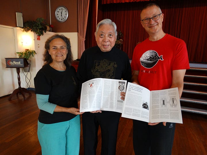 Grootmeester Chen ontvangt een TQT Magazine met daarin zijn vertaalde artikel. 
