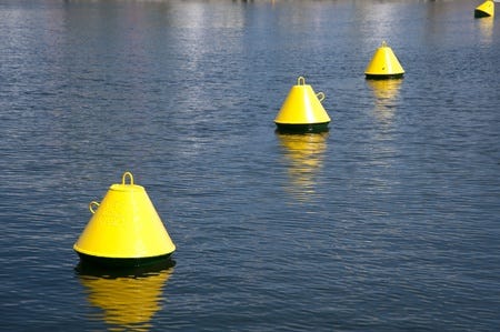Eine Gelbe Boje Schwimmt Auf Der Wasseroberfläche Im Hafen Von Rotterdam In  Den Niederlanden. Lizenzfreie Fotos, Bilder und Stock Fotografie. Image  90777281.