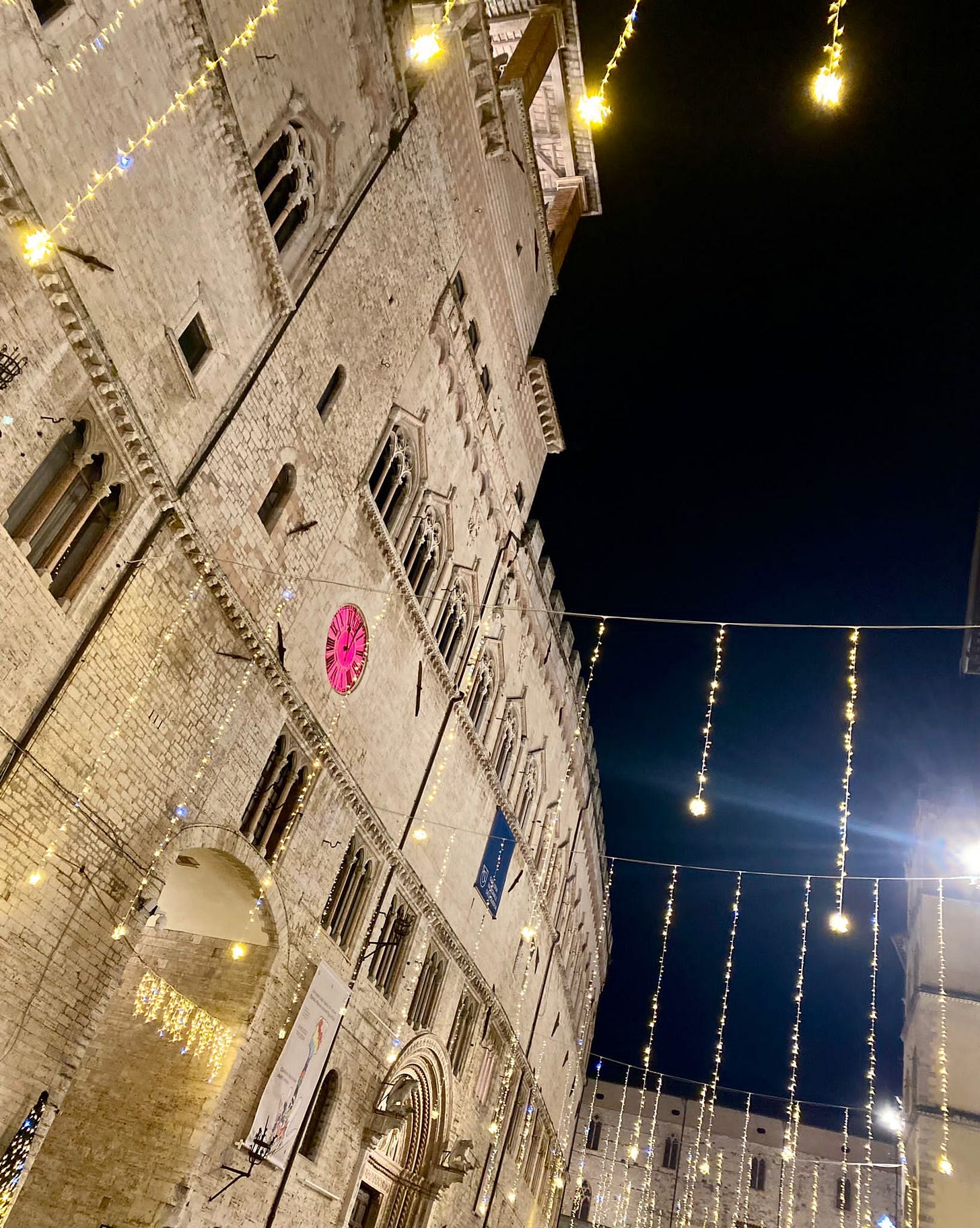 Scorcio di corso Vannucci, a Perugia, addobbato a festa per il Natale 2023 e il Capodanno 2024.