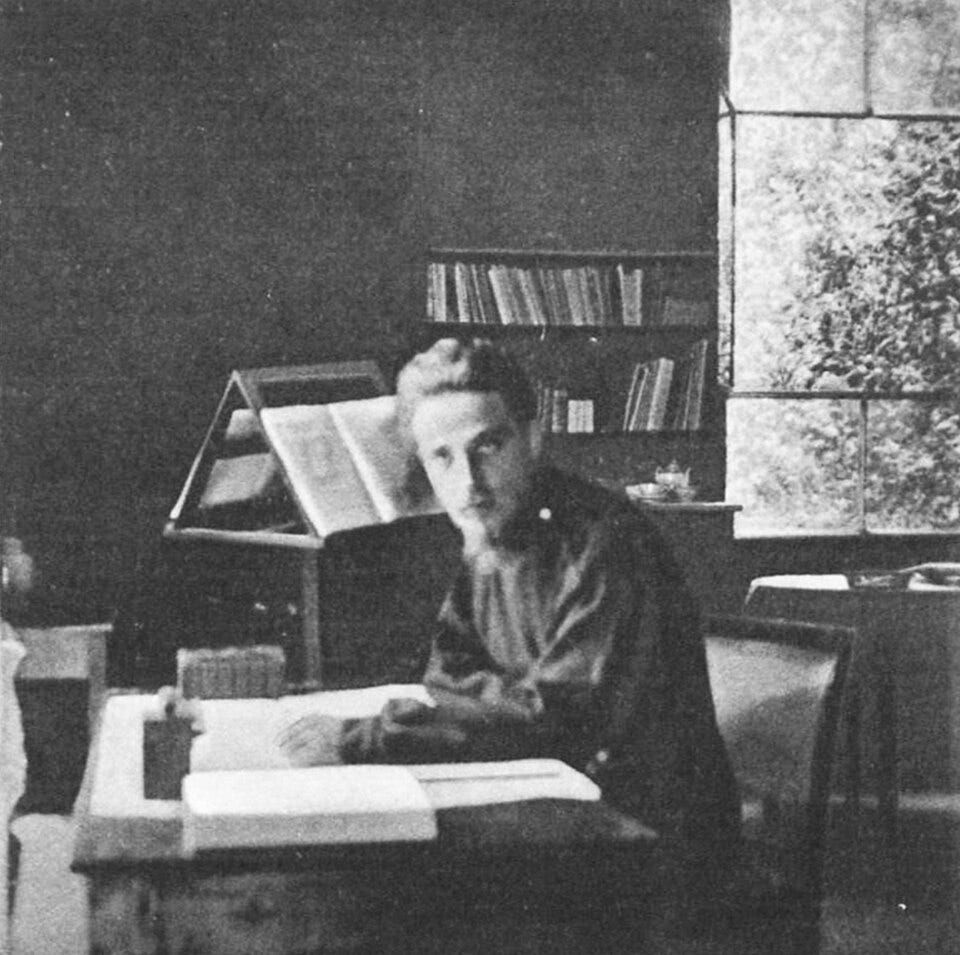 File:Rilke im Studio al Ponte im Garten der Villa Strohl-Fern in Rom 1904.jpg