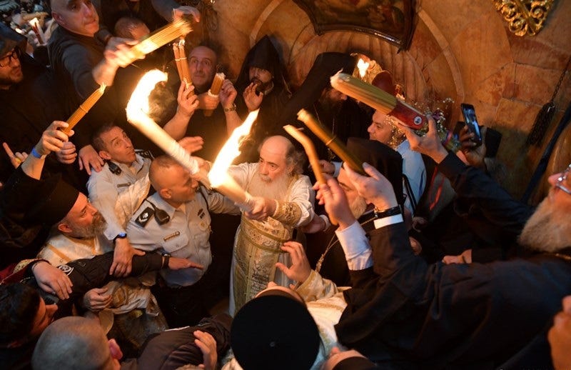 Ἡ στιγμὴ τῆς Ἁφῆς τοῦ Ἁγίου Φωτός 2025 | 4E TV