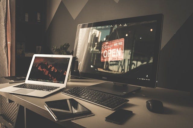 Foto de Mateusz Dach: https://www.pexels.com/es-es/foto/configuracion-de-computadora-en-un-espacio-de-trabajo-450035/