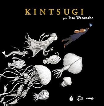 #descrevemospravocê  Capa do livro ilustrado “Kintsugi”, de Issa Watanabe. O fundo é totalmente preto, o que destaca os elementos desenhados em branco e tons suaves. No canto superior, o título KINTSUGI aparece em letras maiúsculas douradas. Abaixo, em letras menores e brancas, lê-se: por Issa Watanabe.  No centro da imagem, uma figura humana com cabeça de animal — um híbrido entre coelho e raposa — está vestida com roupas humanas, incluindo sobretudo azul e calça vermelha. Essa figura flutua para a direita da imagem, com um dos braços esticado, segurando cuidadosamente um pequeno objeto azul brilhante que parece um fragmento de cerâmica.  Ao redor dela, uma série de criaturas marinhas desenhadas em preto e branco nadam ou flutuam pela cena. Há águas-vivas com tentáculos longos, peixes com expressões estranhas, um polvo, um peixe-lua, um nautilus e outras espécies imaginárias ou estilizadas, criando uma atmosfera onírica e misteriosa.  A composição transmite leveza, silêncio e profundidade, evocando sensações de mergulho interior e reparação — em sintonia com o conceito de kintsugi, arte japonesa de restaurar objetos quebrados destacando suas cicatrizes com ouro.
