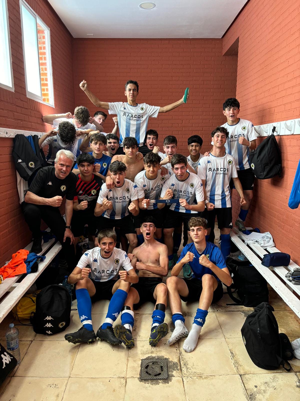 Jugadores del Cadete A celebrando la victoria este finde
