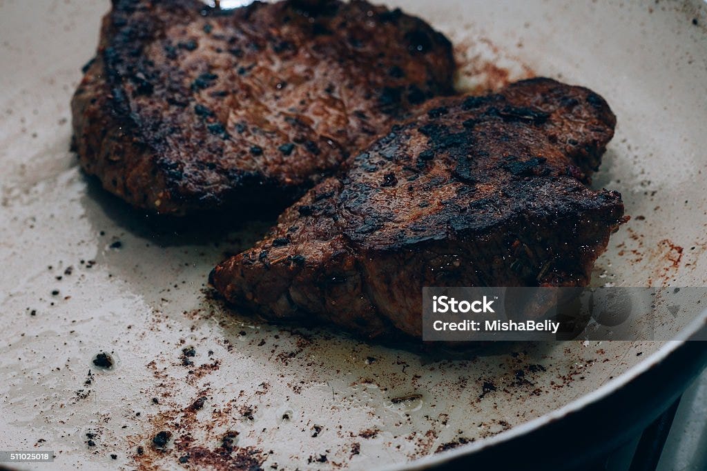 Demasiado de carne de vacuno se encuentran en blanco sartén - Foto de stock de Quemado libre de derechos Demasiado de carne de vacuno se encuentran en blanco sartén - Foto de stock de Quemado libre de derechos