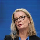 Lotta Edholm sätter plåster på ett öppet blödande sår