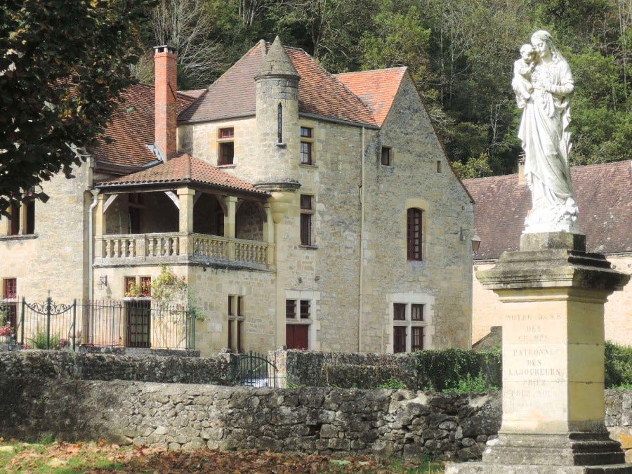 Nuestra Señora de los Campos, y palacete al fondo