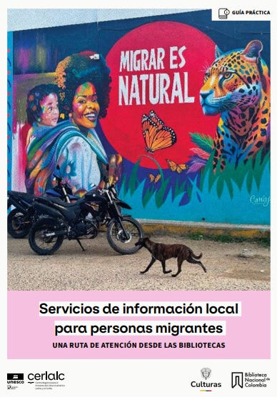 #descrevemospravocê  Capa de uma guia prática intitulada: “Servicios de información local para personas migrantes – Una ruta de atención desde las bibliotecas” (em português: Serviços de informação local para pessoas migrantes – Um caminho de atendimento a partir das bibliotecas).  A imagem principal é uma fotografia colorida de um mural pintado em uma parede. No centro do mural, dentro de um grande círculo vermelho, está a frase em letras brancas: “Migrar es natural” (Migrar é natural).  À esquerda do círculo, há a ilustração de uma mulher negra sorrindo, com tranças e vestida com um manto azul e branco. Ao seu lado, uma menina pequena também sorri, transmitindo alegria. À direita do círculo, aparece um jaguar colorido em tons vibrantes de amarelo, azul e rosa, e abaixo dele, uma borboleta alaranjada com asas abertas.  Em frente ao mural, na calçada, há duas motocicletas estacionadas e um cachorro preto e marrom caminhando, com o corpo curvado e o rabo abaixado.  Abaixo da imagem, sobre uma faixa rosa clara, está o título da publicação em letras pretas e lilás. No rodapé, aparecem os logotipos das instituições envolvidas: Cerlalc/Unesco, Ministerio de las Culturas e Biblioteca Nacional de Colombia.  A imagem transmite acolhimento, diversidade e a ideia de que migrar é parte natural da vida, valorizando o papel das bibliotecas como espaços de apoio e orientação.