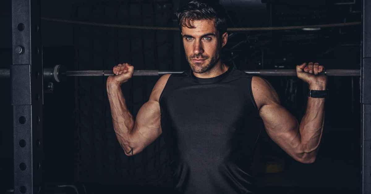 Man pulling out the barbell from the squat rack