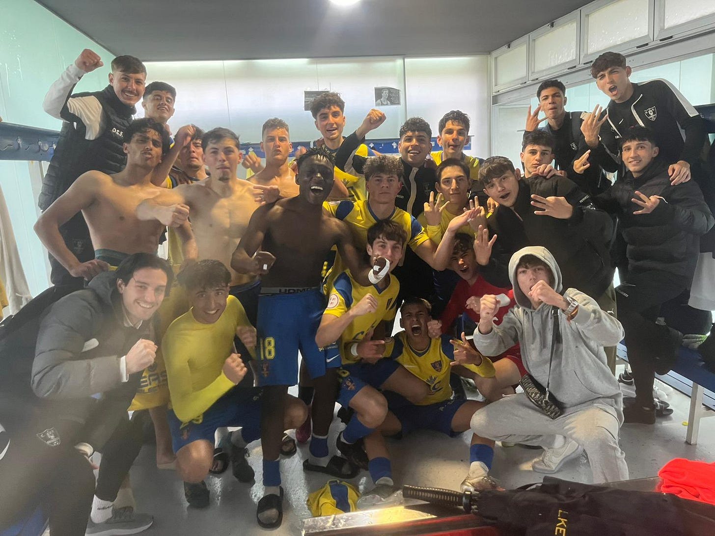 Los jugadores del Orihuela celebran la victoria en el vestuario Los jugadores del Orihuela celebran la victoria en el vestuario
