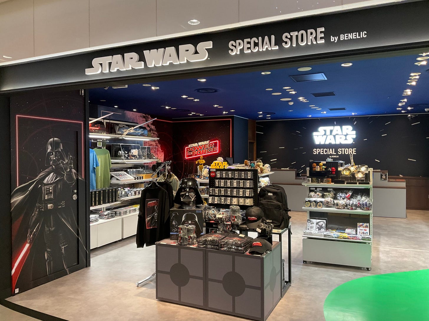 東京駅「STAR WARS SPECIAL STORE」リニューアルをレポート！ダークサイドなフォトスポットと新商品が登場 | スター・ウォーズ  ウェブログ