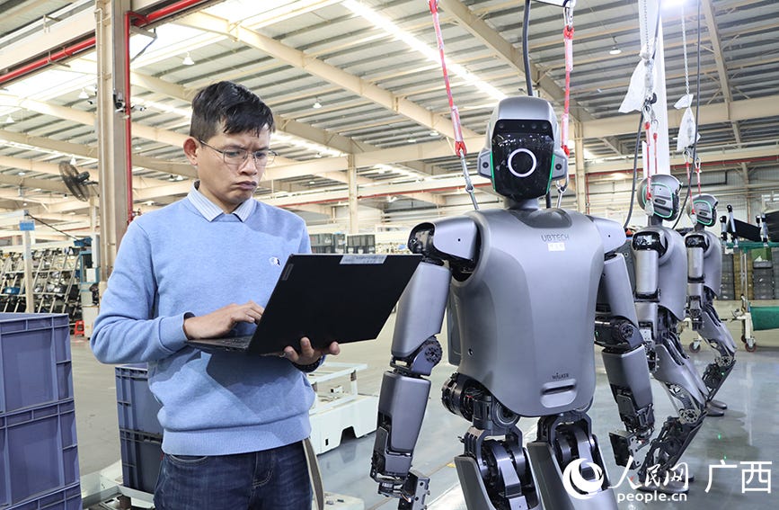 Robot 'interns' hit the factory floor in S China's Guangxi - People's Daily  Online