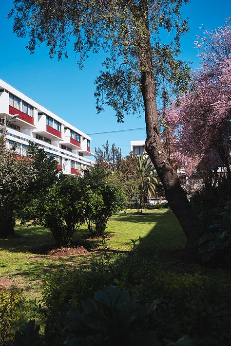 Pasillos interiores, contorno y edificios de la Villa Frei