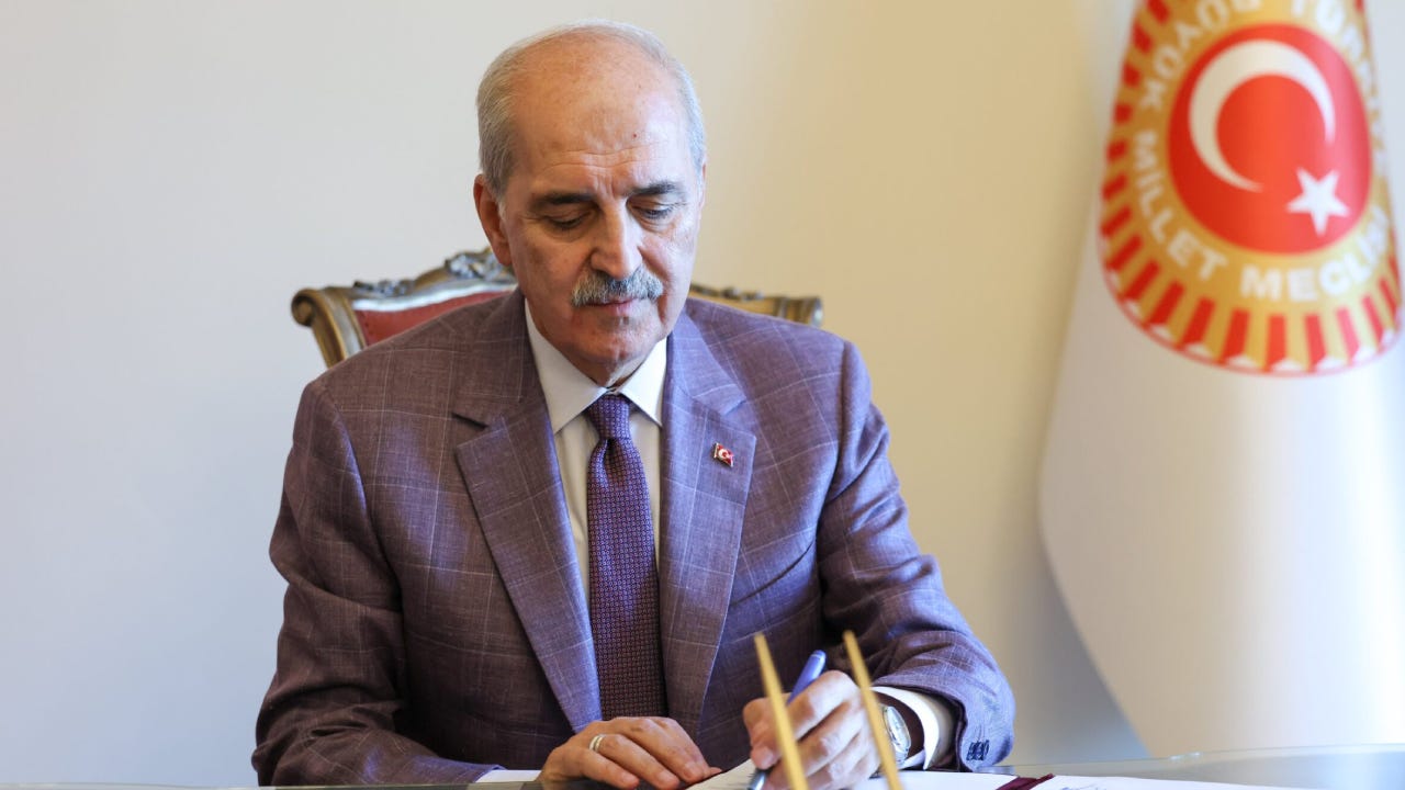 TBMM Başkanı Numan Kurtulmuş, çerçeve yasa teklifine imza attı TBMM Başkanı Numan Kurtulmuş, çerçeve yasa teklifine imza attı