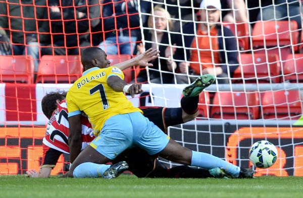 crystal digs deep into sunderlands back end premier league 2015 crystal digs deep into sunderlands back end premier league 2015