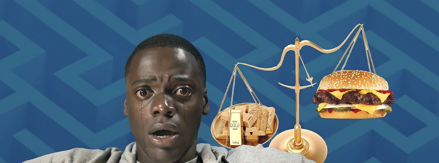 Expression d'effroi de Daniel Kaluuya dans get out, et balance sur laquelle le burger côute plus que des lingots d'or