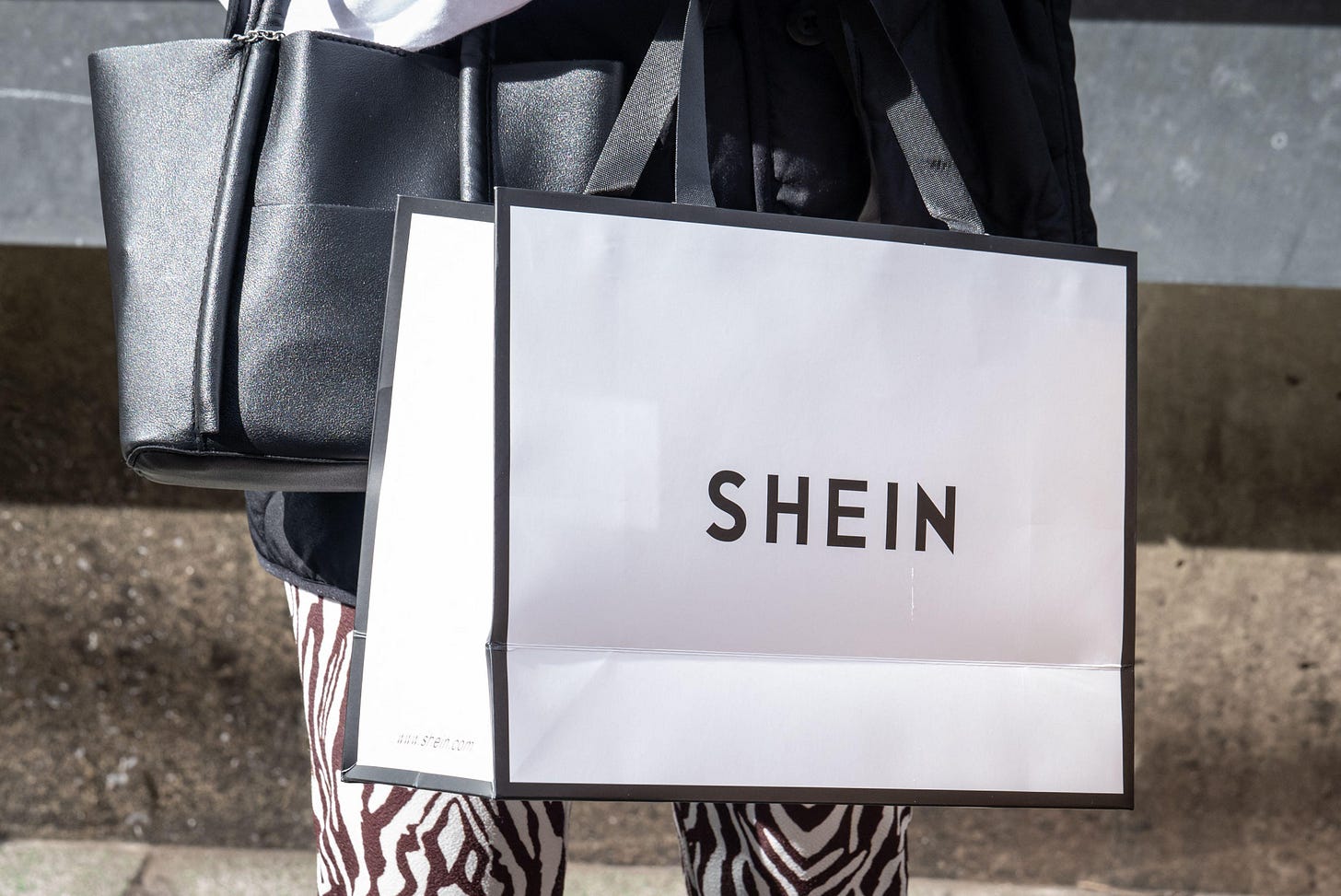Shein planeja cinco lojas temporárias no Brasil em 2023 - Estadão