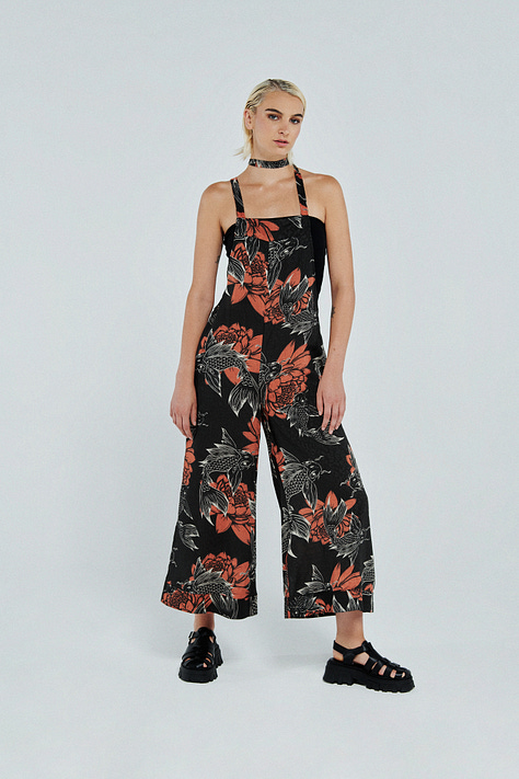 Kimono verde agua con vivo de terciopelo negro, jardinera negra con estampados blancos y rojos, jardinera negra con estampados blancos.